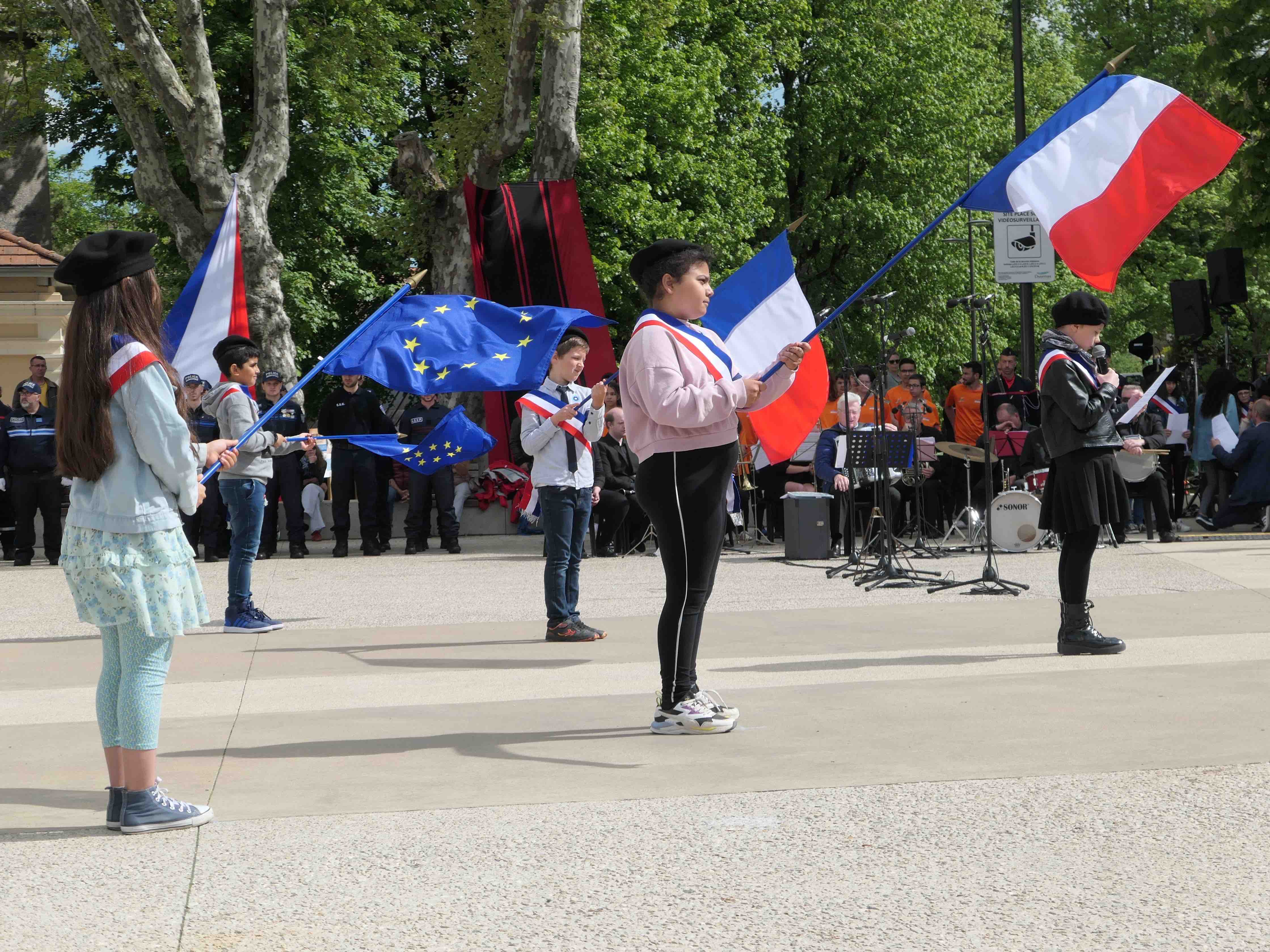 enfants drapeaux profils