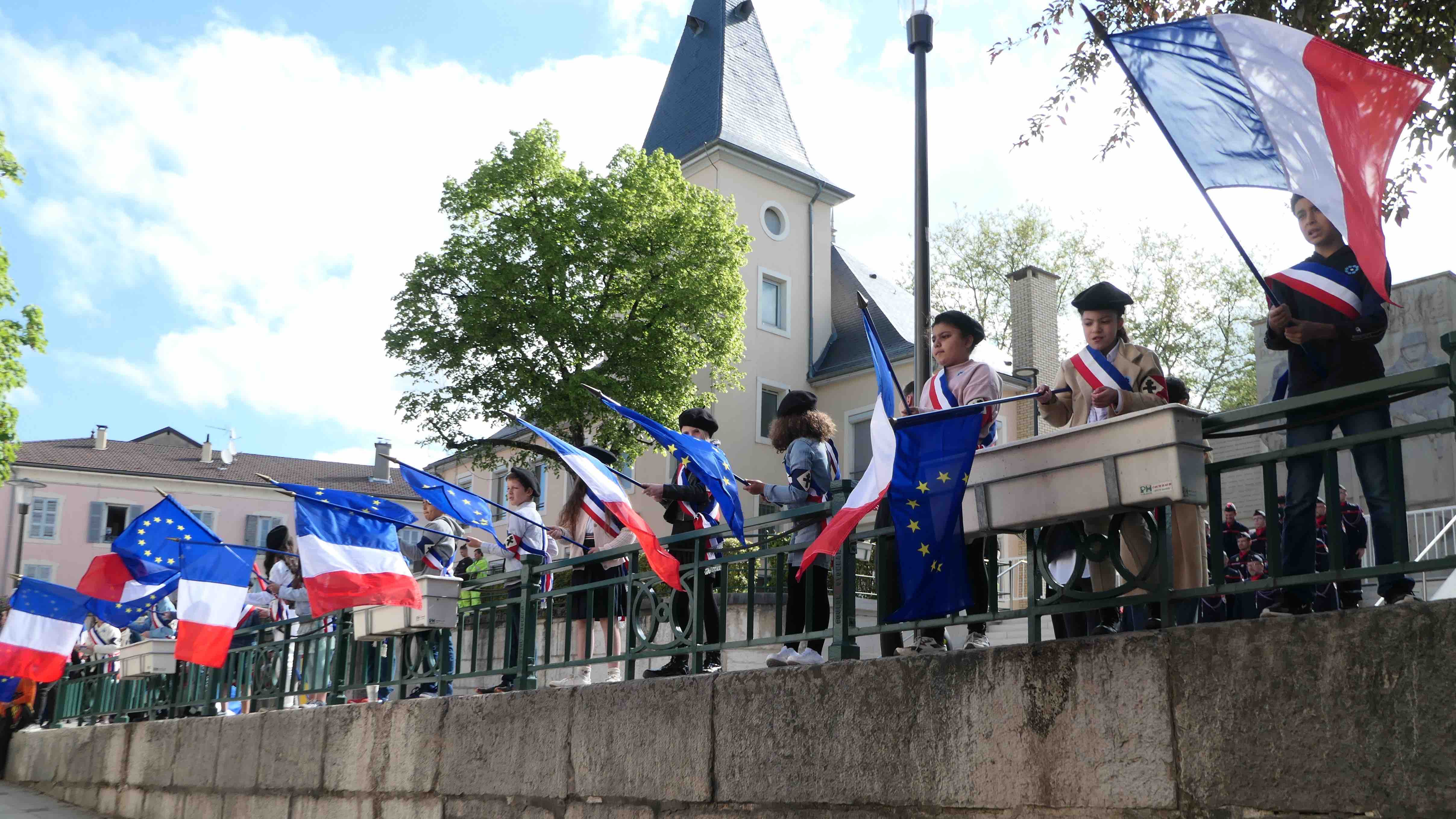 enfants drapeaux
